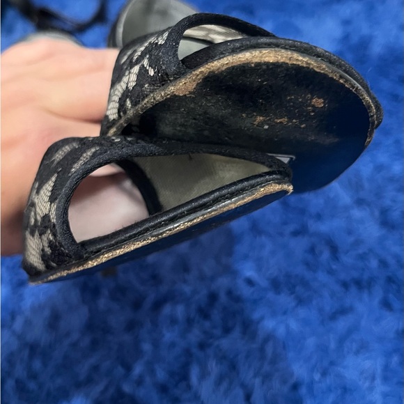 Stuart Weitzman Elegant Black and Cream Lace Heels - Picture 5 of 10